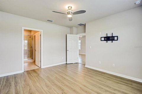 House in North Fort Myers, Florida 2 bedrooms, 139.07 sq.m. № 2231409 - photo 9