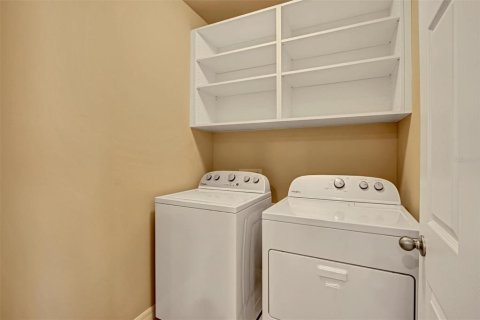 House in North Fort Myers, Florida 2 bedrooms, 139.07 sq.m. № 2231409 - photo 19