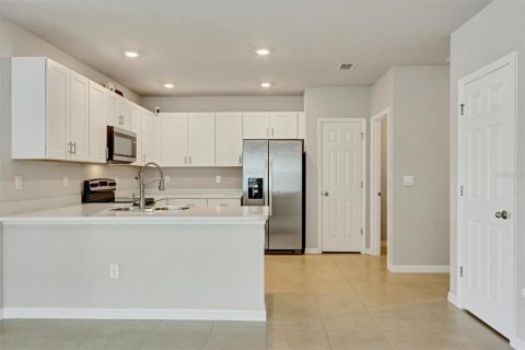 House in North Fort Myers, Florida 2 bedrooms, 139.07 sq.m. № 2231409 - photo 6