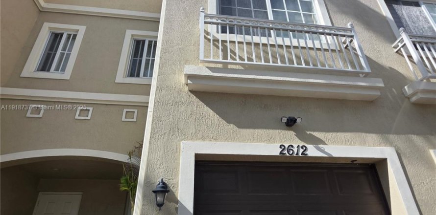 Adosado en Miramar, Florida 3 dormitorios, 167.22 m2 № 1974627