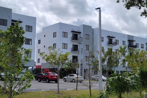 Apartamento en alquiler en Fort Lauderdale, Florida, 2 dormitorios № 1188603 - foto 1