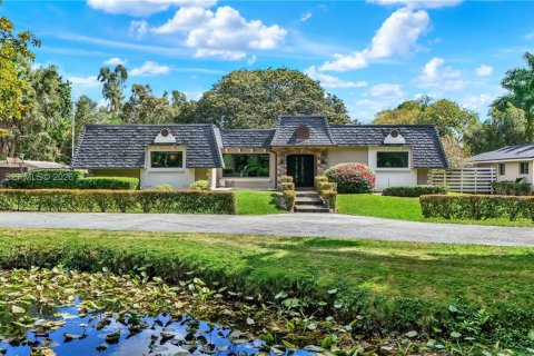 Дом в Мирамар, Флорида 4 спальни, 308.34м2 № 2041366