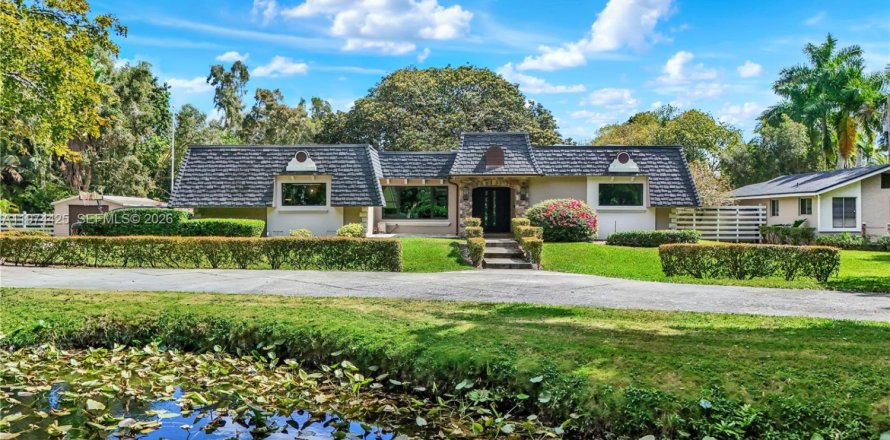 Дом в Мирамар, Флорида 4 спальни, 308.34м2 № 2041366