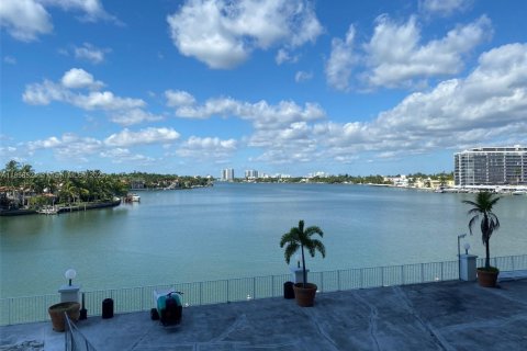 Condominio en alquiler en Miami Beach, Florida, 2 dormitorios, 88.26 m2 № 1882677 - foto 22