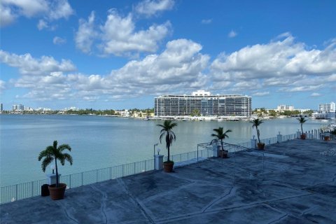 Condominio en alquiler en Miami Beach, Florida, 2 dormitorios, 88.26 m2 № 1882677 - foto 21