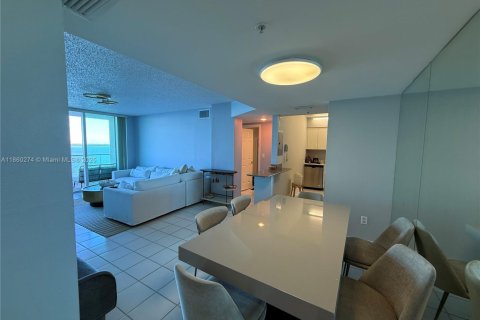 Condominio en alquiler en Miami, Florida, 2 dormitorios, 89.19 m2 № 2012568 - foto 2