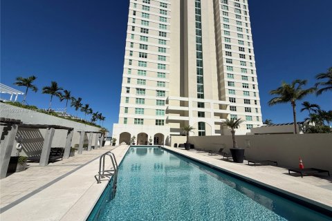 Condominio en alquiler en Miami, Florida, 2 dormitorios, 89.19 m2 № 2012568 - foto 23