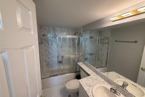 Condominio en alquiler en Miami, Florida, 2 dormitorios, 89.19 m2 № 2012568 - foto 8