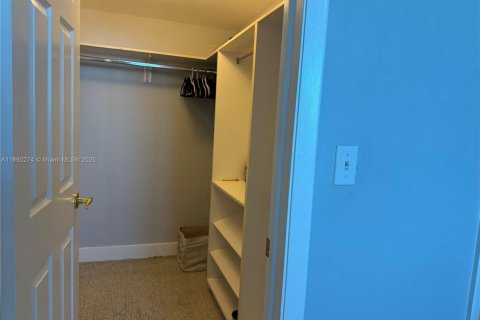 Condominio en alquiler en Miami, Florida, 2 dormitorios, 89.19 m2 № 2012568 - foto 10