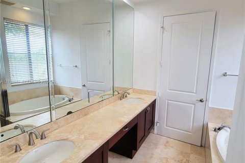 Townhouse in Sunrise, Florida 3 bedrooms, 173.26 sq.m. № 2401638 - photo 10