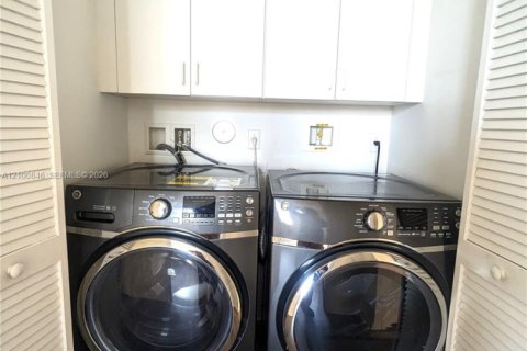 Townhouse in Sunrise, Florida 3 bedrooms, 173.26 sq.m. № 2401638 - photo 15