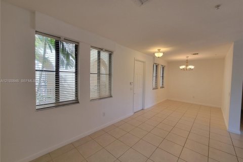 Townhouse in Sunrise, Florida 3 bedrooms, 173.26 sq.m. № 2401638 - photo 2