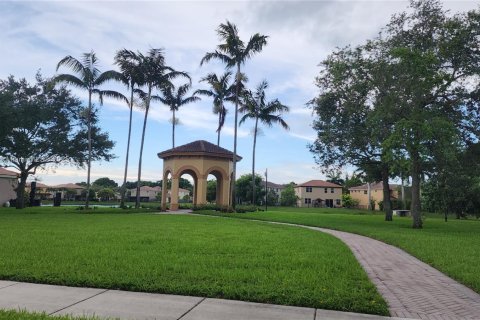 Casa en venta en Homestead, Florida, 6 dormitorios, 282.42 m2 № 1783973 - foto 4