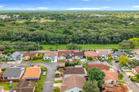 House in Miami, Florida 3 bedrooms, 133.22 sq.m. № 1947313 - photo 2