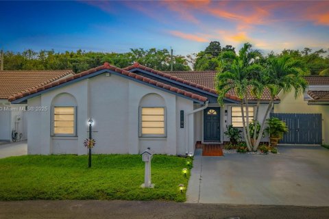 House in Miami, Florida 3 bedrooms, 133.22 sq.m. № 1947313 - photo 1