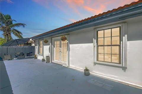 House in Miami, Florida 3 bedrooms, 133.22 sq.m. № 1947313 - photo 29