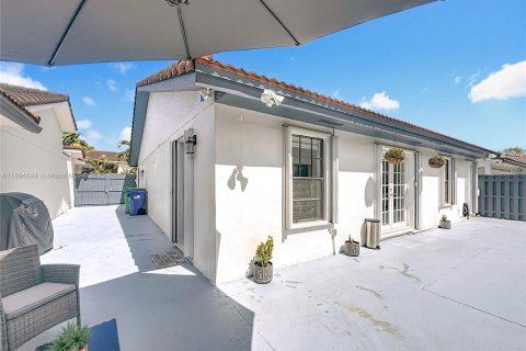 House in Miami, Florida 3 bedrooms, 133.22 sq.m. № 1947313 - photo 27