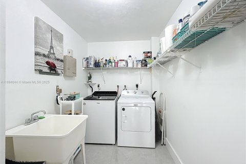 House in Miami, Florida 3 bedrooms, 133.22 sq.m. № 1947313 - photo 24