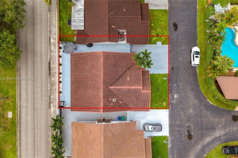 House in Miami, Florida 3 bedrooms, 133.22 sq.m. № 1947313 - photo 28
