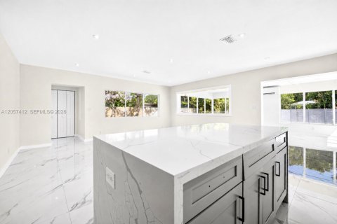 Villa ou maison à louer à Hollywood, Floride: 3 chambres, 176.14 m2 № 2167993 - photo 11
