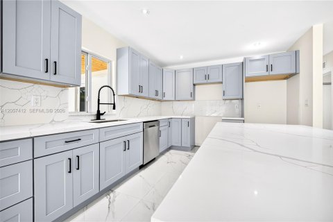 Villa ou maison à louer à Hollywood, Floride: 3 chambres, 176.14 m2 № 2167993 - photo 13