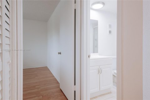 Condo in Davie, Florida, 2 bedrooms  № 1890764 - photo 22