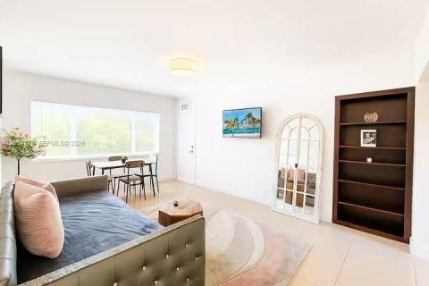 Apartment in Bay Harbor Islands, Florida 1 bedroom, 635.17 sq.m. № 2068190