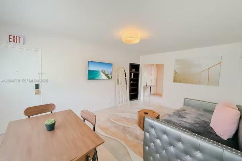 Apartment in Bay Harbor Islands, Florida 1 bedroom, 635.17 sq.m. № 2068190 - photo 3