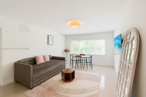 Apartment in Bay Harbor Islands, Florida 1 bedroom, 635.17 sq.m. № 2068190 - photo 2