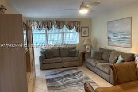 Condominio en alquiler en Hallandale Beach, Florida, 1 dormitorio, 68 m2 № 2054503 - foto 3