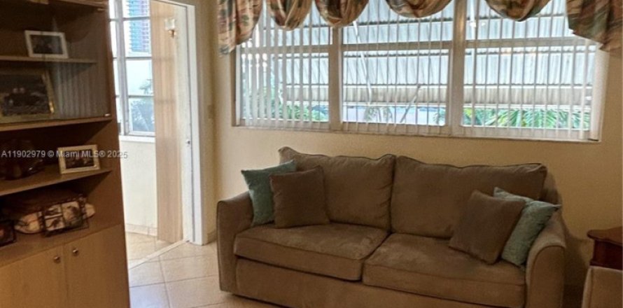 Condominio en Hallandale Beach, Florida, 1 dormitorio  № 2054503