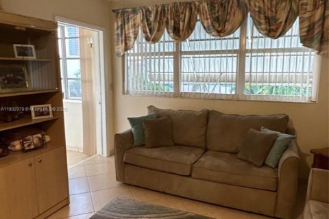 Condominio en alquiler en Hallandale Beach, Florida, 1 dormitorio, 68 m2 № 2054503 - foto 18