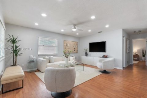 Casa en venta en Oakland Park, Florida, 3 dormitorios, 121.7 m2 № 1982791 - foto 2
