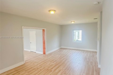 House in Miami, Florida 4 bedrooms, 107.4 sq.m. № 2038940 - photo 24