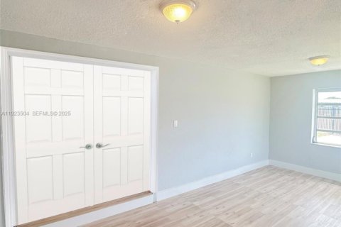 House in Miami, Florida 4 bedrooms, 107.4 sq.m. № 2038940 - photo 18