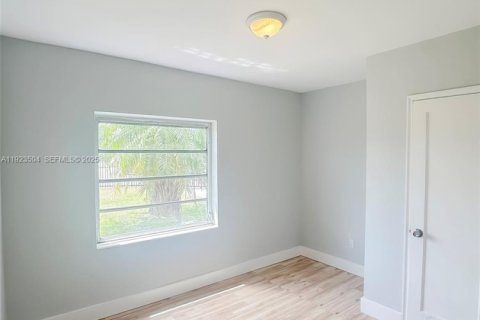 House in Miami, Florida 4 bedrooms, 107.4 sq.m. № 2038940 - photo 16