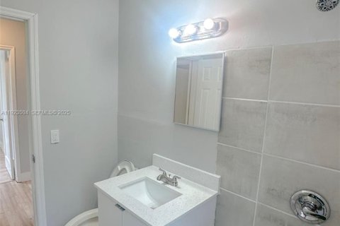 House in Miami, Florida 4 bedrooms, 107.4 sq.m. № 2038940 - photo 12
