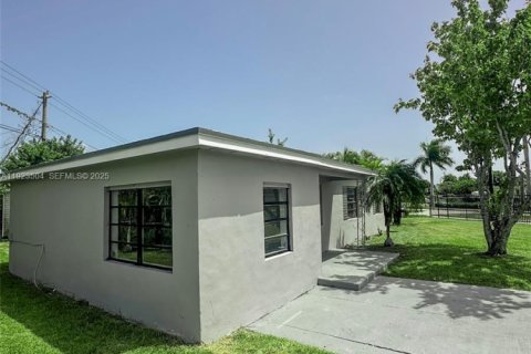 House in Miami, Florida 4 bedrooms, 107.4 sq.m. № 2038940 - photo 27