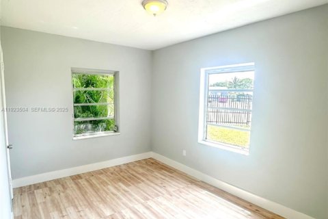 House in Miami, Florida 4 bedrooms, 107.4 sq.m. № 2038940 - photo 14