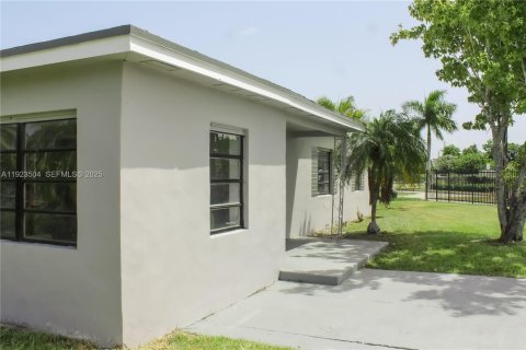 House in Miami, Florida 4 bedrooms, 107.4 sq.m. № 2038940 - photo 25
