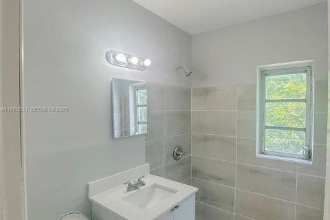 House in Miami, Florida 4 bedrooms, 107.4 sq.m. № 2038940 - photo 11