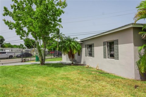 House in Miami, Florida 4 bedrooms, 107.4 sq.m. № 2038940 - photo 26