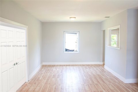House in Miami, Florida 4 bedrooms, 107.4 sq.m. № 2038940 - photo 4