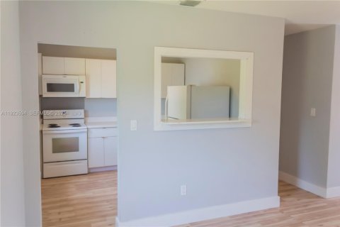 House in Miami, Florida 4 bedrooms, 107.4 sq.m. № 2038940 - photo 9