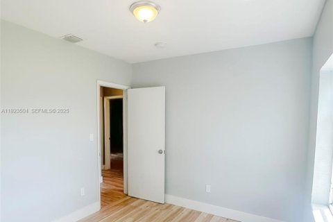 House in Miami, Florida 4 bedrooms, 107.4 sq.m. № 2038940 - photo 15