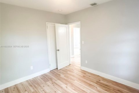 House in Miami, Florida 4 bedrooms, 107.4 sq.m. № 2038940 - photo 5