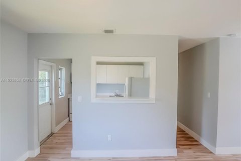 House in Miami, Florida 4 bedrooms, 107.4 sq.m. № 2038940 - photo 21