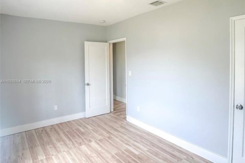 House in Miami, Florida 4 bedrooms, 107.4 sq.m. № 2038940 - photo 13