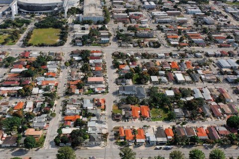 Commercial property in Miami, Florida № 2007196 - photo 3