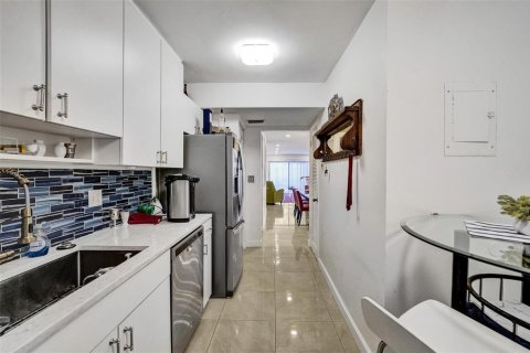 Condo in Hollywood, Florida, 2 bedrooms  № 2241392 - photo 22